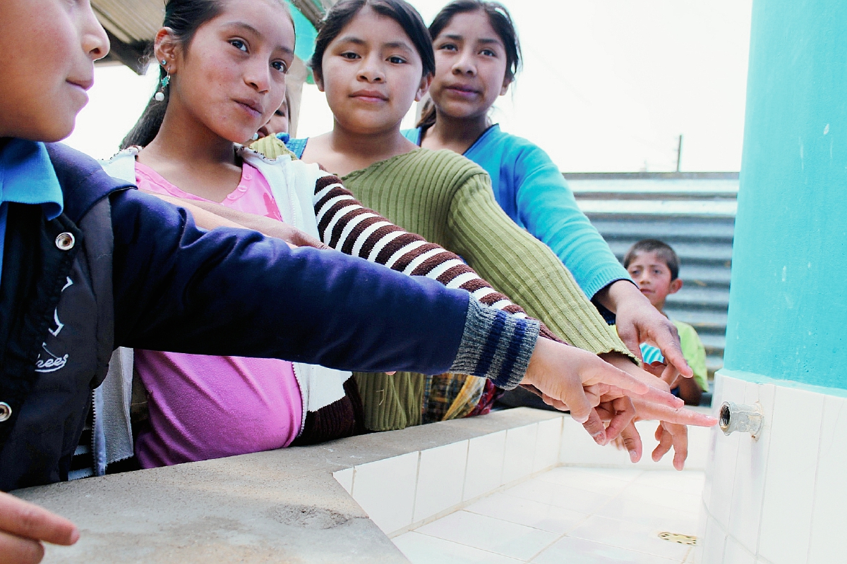 Estudiantes muestran una de las áreas donde fueron robados los grifos en la Escuela Oficial Rural Mixta del cantón Xatinap V, sector La Laguna, Santa Cruz del Quiché. (Foto Prensa Libre: Óscar Figueroa)