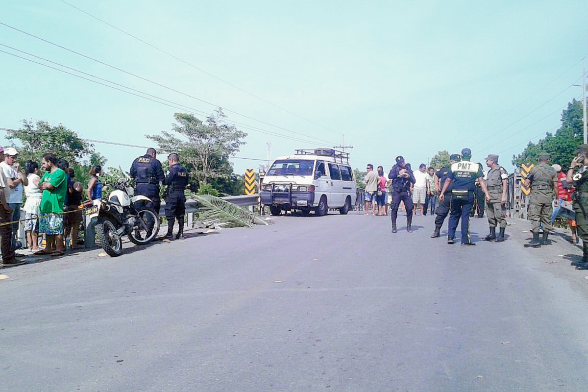 Agentes de la PNC y soldados protegen área donde fue ultimado piloto de microbús, en Puerto San José, Escuintla. (Foto Prensa Libre: Enrique Paredes)