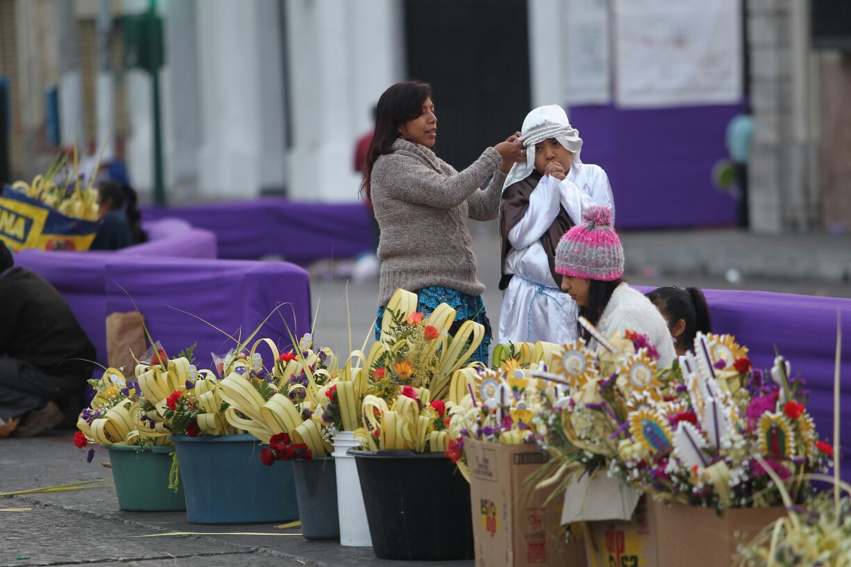 Guatemaltecos en la capital celebran el Domingo de Ramos.