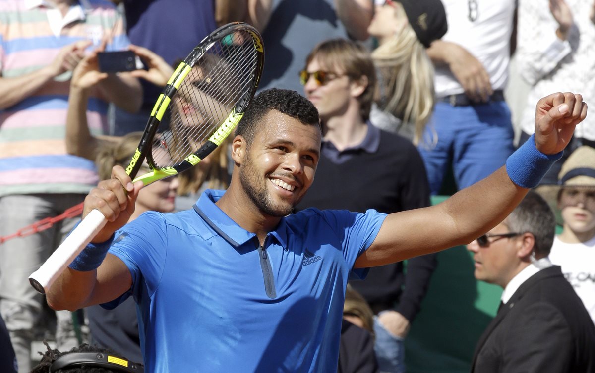 Jo-Wilfried Tsonga superó a Roger Federer en los cuartos de final del Master 1000 de Montecarlo. (Foto Prensa Libre: AFP)