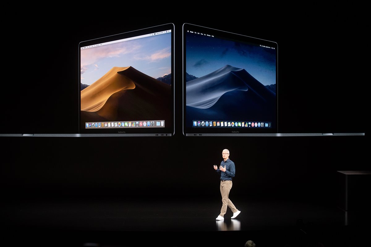 Tim Cook presentó la actualización para el sistema operativo de las Mac, macOS Mojave, que estará disponible el 24 de septiembre. (Foto Prensa Libre: AFP).