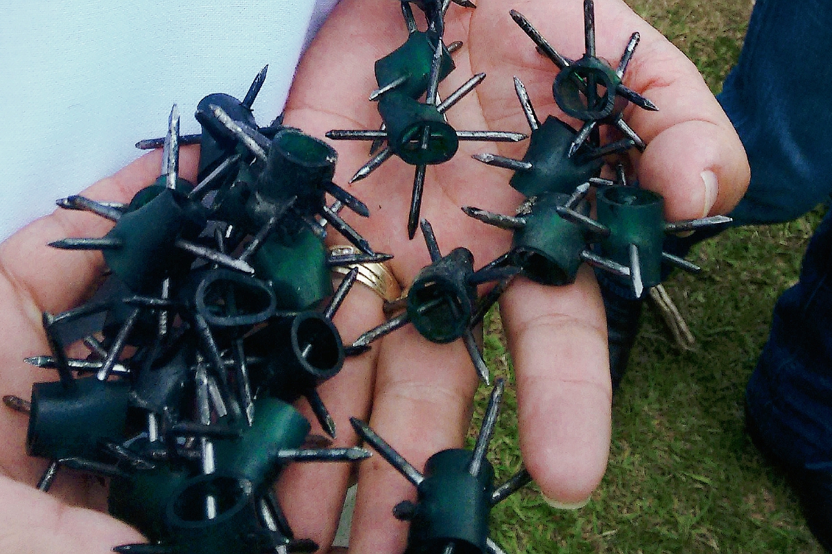 Clavos que son lanzados en una carretera de San Rafael Las Flores, Santa Rosa, donde varios vehículos fueron dañados. (Foto Prensa Libre: Oswaldo Cardona)