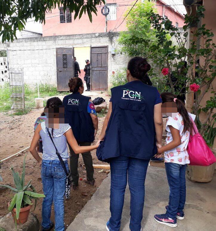 Tres niñas son rescatadas de bares en la zona 1 de Chiquimula, donde eran maltratadas. (Foto Prensa Libre: Mario Morales)