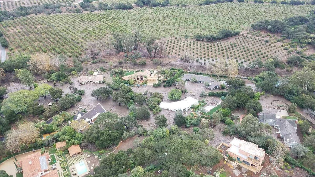 Cultivos y casas anegados por el lodo en Santa Bárbara, California. (Foto Prensa Libre: EFE)