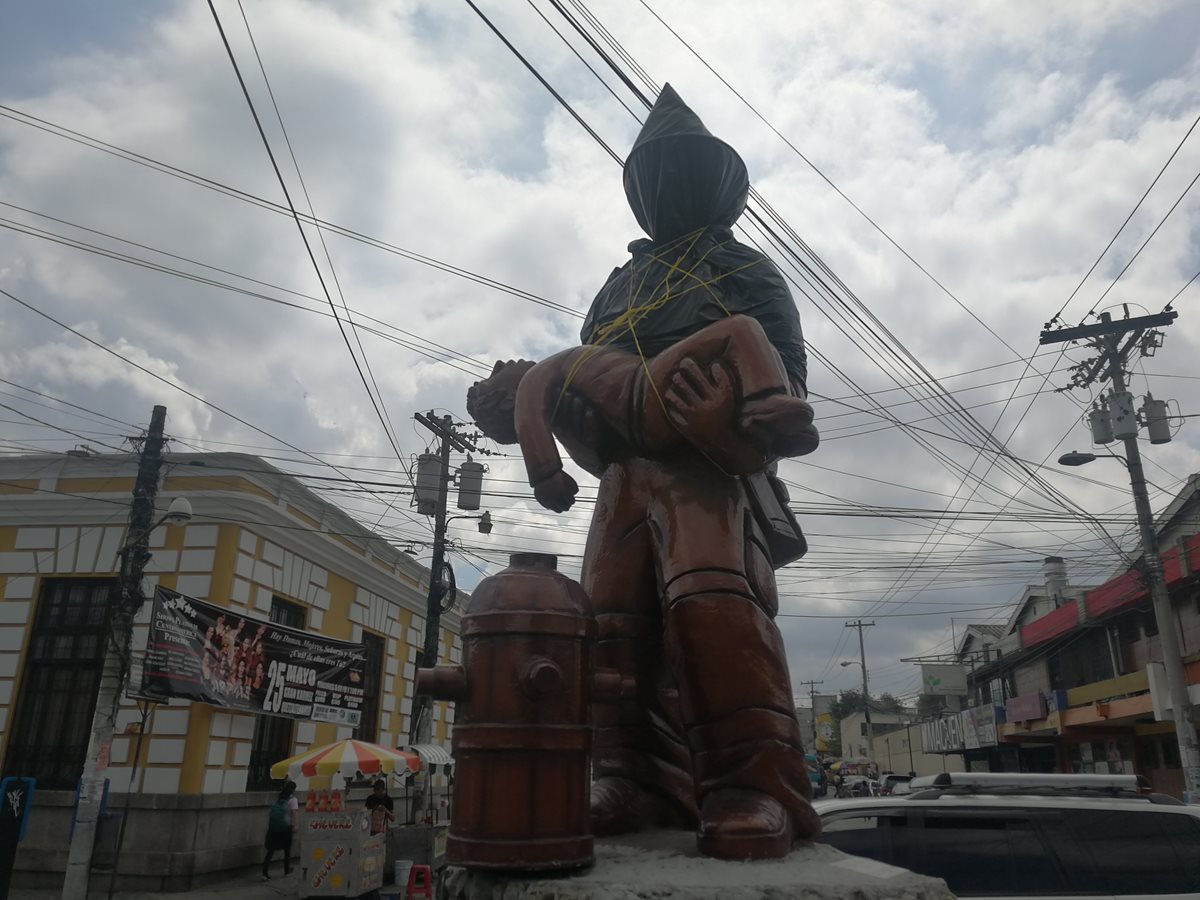 El monumento de los Bomberos Voluntarios también fue cubierto por el artista José Salazar. (Foto Prensa Libre: Fred Rivera)