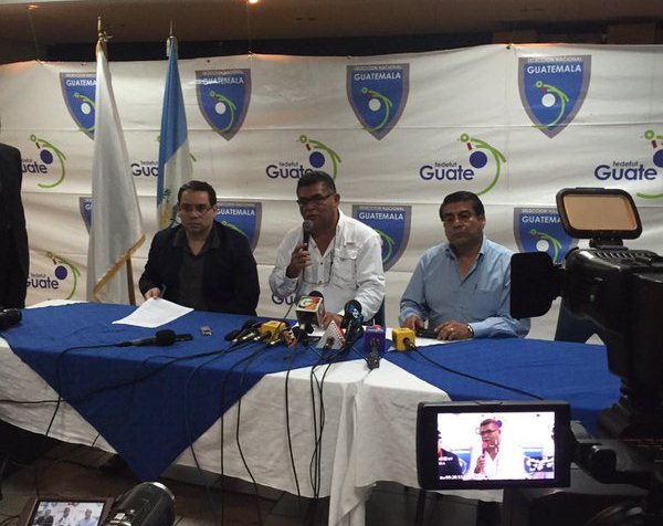 Milton Mendoza (centro), durante la conferencia de prensa. (Foto Prensa Libre: Eddy Recinos)