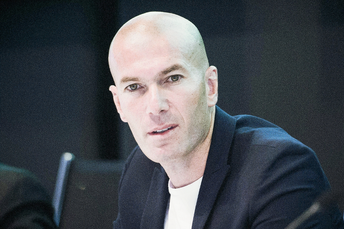 El entrenador francés del Real Madrid Castilla, Zinedine Zidane, durante el acto de entrega hoy del premio Diálogo a la amistad Hispano-Francesa. (Foto Prensa Libre: EFE)