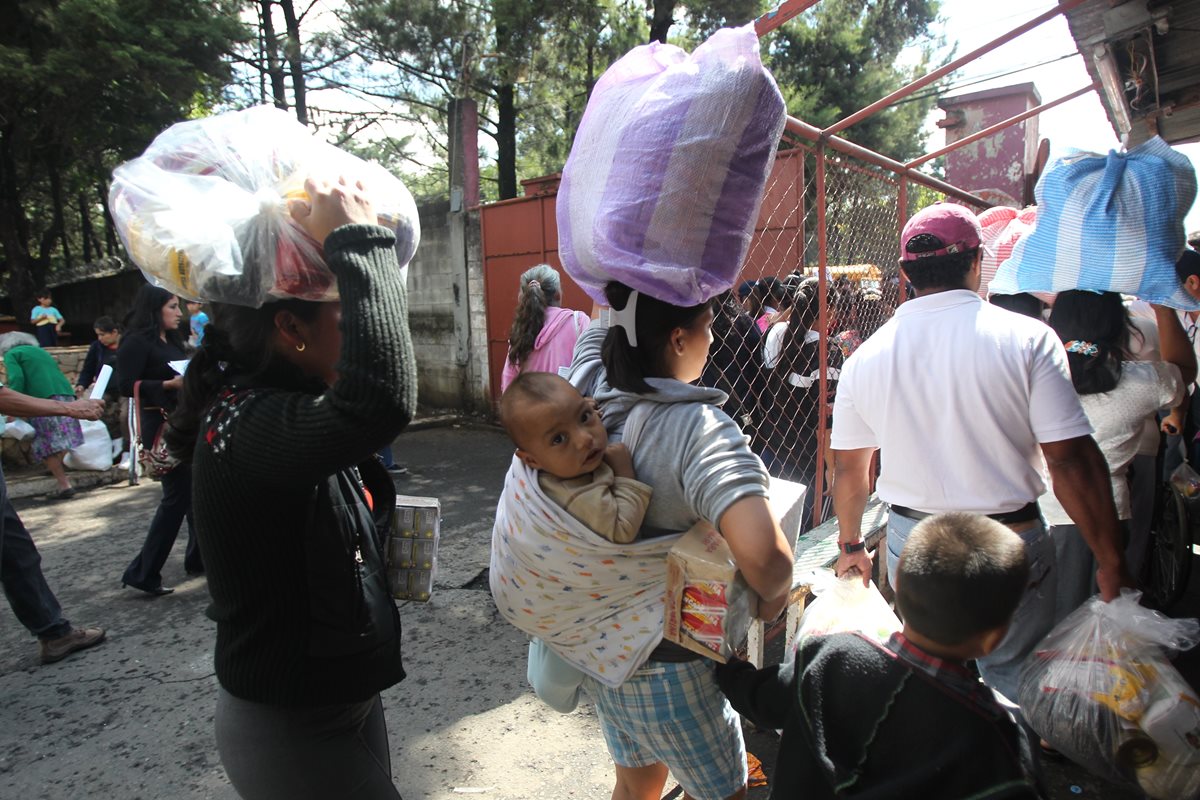 El presupuesto para contratación de personal temporal aumentó en los últimos dos meses particularmente para el pago de trabajadores que atienden a población en la provincia. (Foto Prensa Libre: Hemeroteca PL)