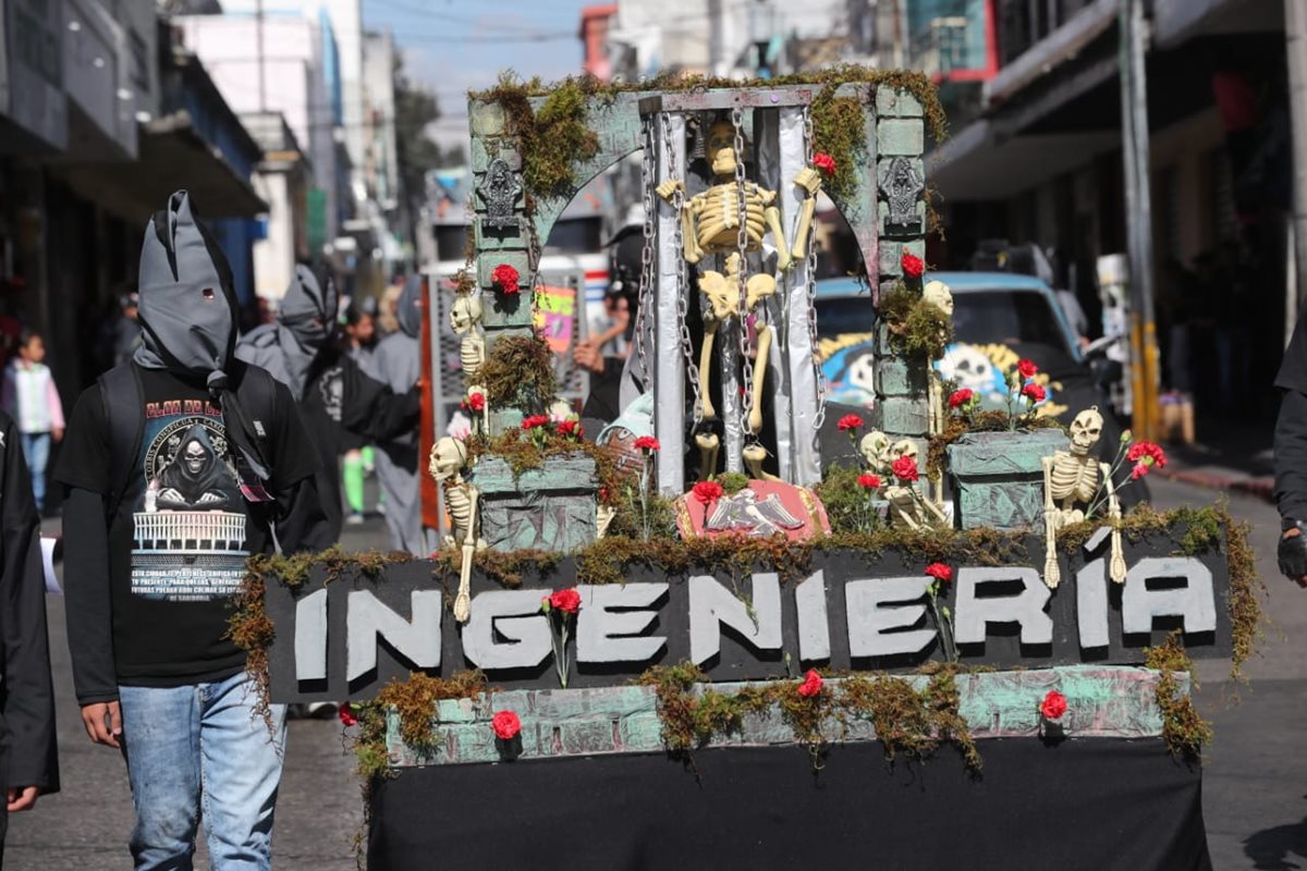 La Facultad de Ingeniería es la primera en pasar por el Paseo de la Sexta Avenida y encabeza el desfile bufo.