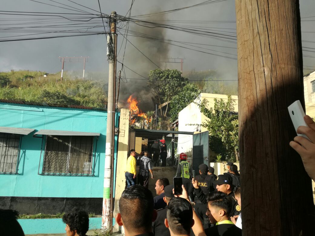 Cuerpos de socorro informaron sobre la caída de una avioneta en la colonia Santa Fe, zona 13.