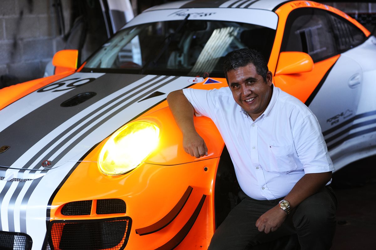 Gabriel Ramos posa junto a su Porsche GT3R de 550 caballos de fuerza y seis cilindros. (Foto Prensa Libre: Francisco Sánchez).