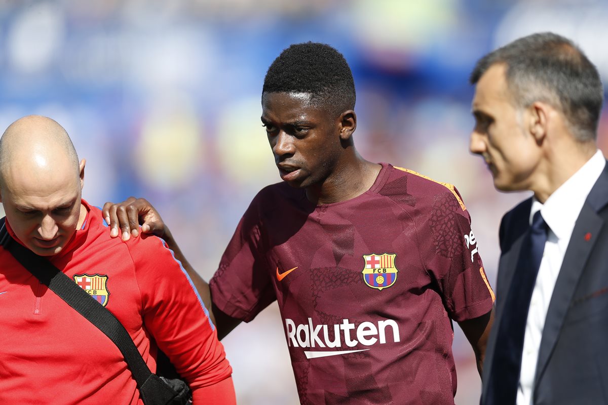 Dembelé recién llegó al club azulgrana pero una lesión podría opacar su primera temporada. (Foto Prensa Libre: AP)