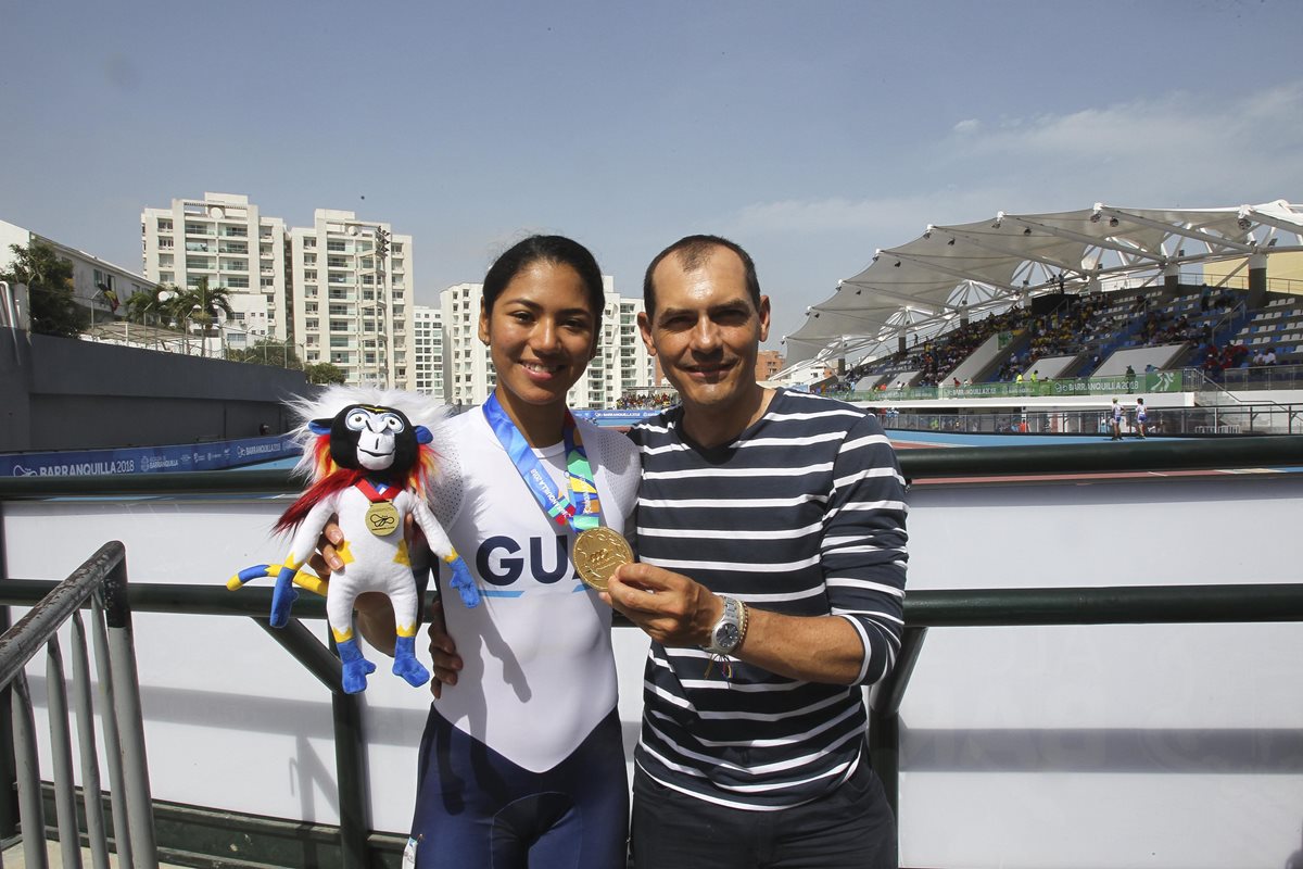 Dalia Soberanis posa junto a su entrenador Orlando Valencia. (Foto Prensa Libre: Cortesía ACD)