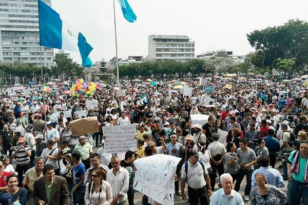 Varios sectores coinciden en que la participación de los ciudadanos es imprescindible para combatir la corrupción estatal. (Foto Prensa Libre: Hemeroteca PL)