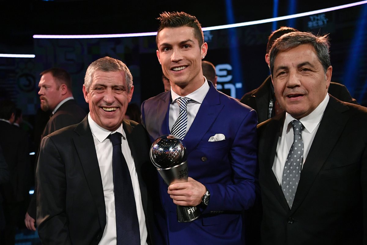 Fernando Santos junto a Cristiano en la gala de los premios de la Fifa. (Foto Prensa Libre: AFP)