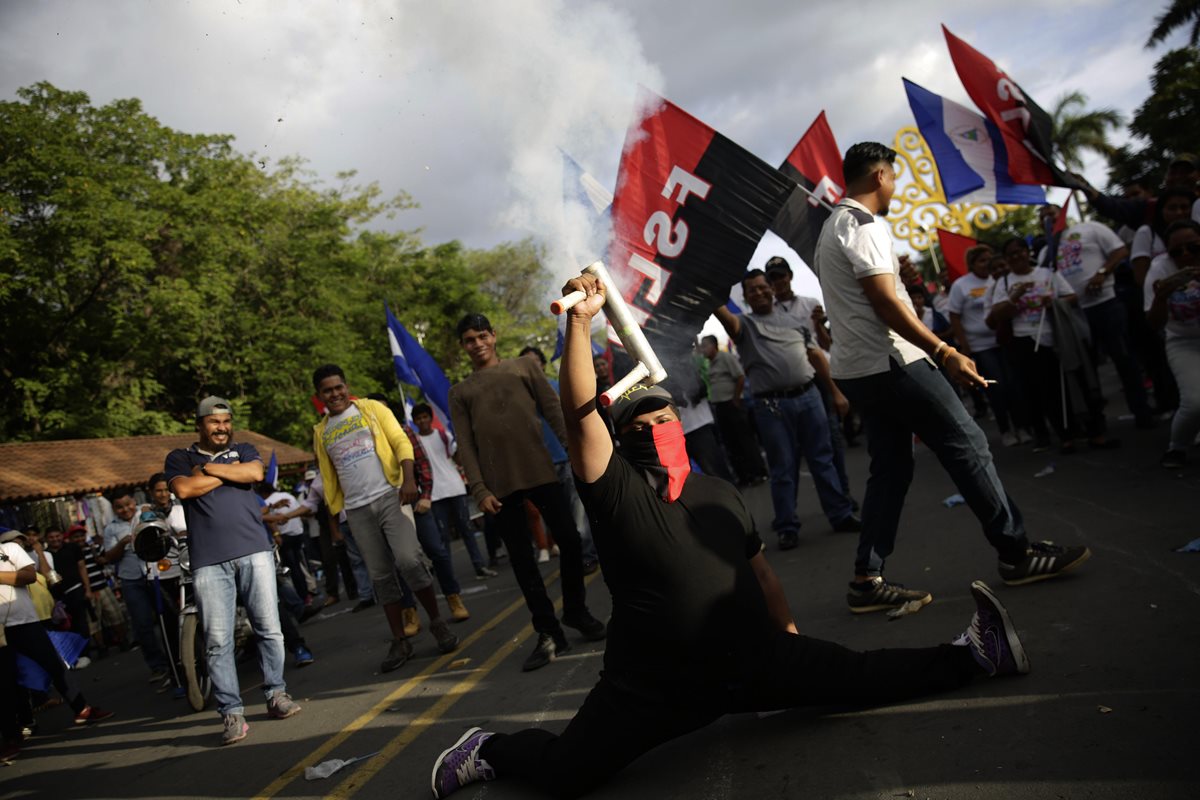 Un nicaragüense usa un lanzamorteros mientras  simpatizantes de Ortega, y del sandinismo recorre la calles principales de Managua, Nicaragua. (EFE)