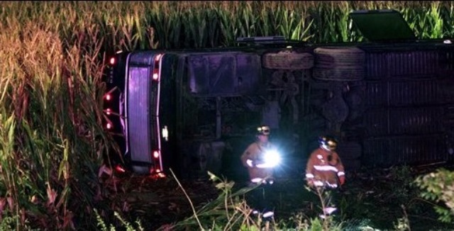 Accidente de bus en Omán deja 18 muertos. (Foto Prensa Libre: AFP).