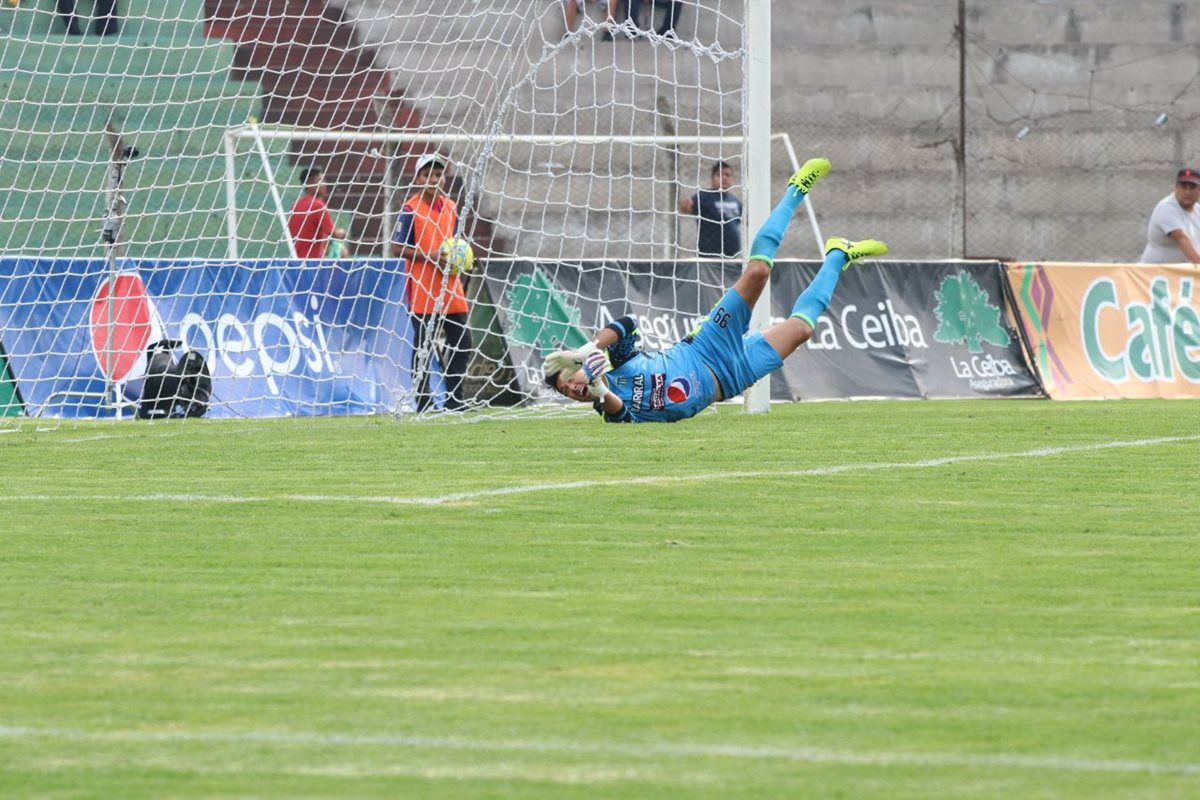 El portero Luis Pedro Molina no llega a la pelota en el primer tanto de Suchitepéquez.