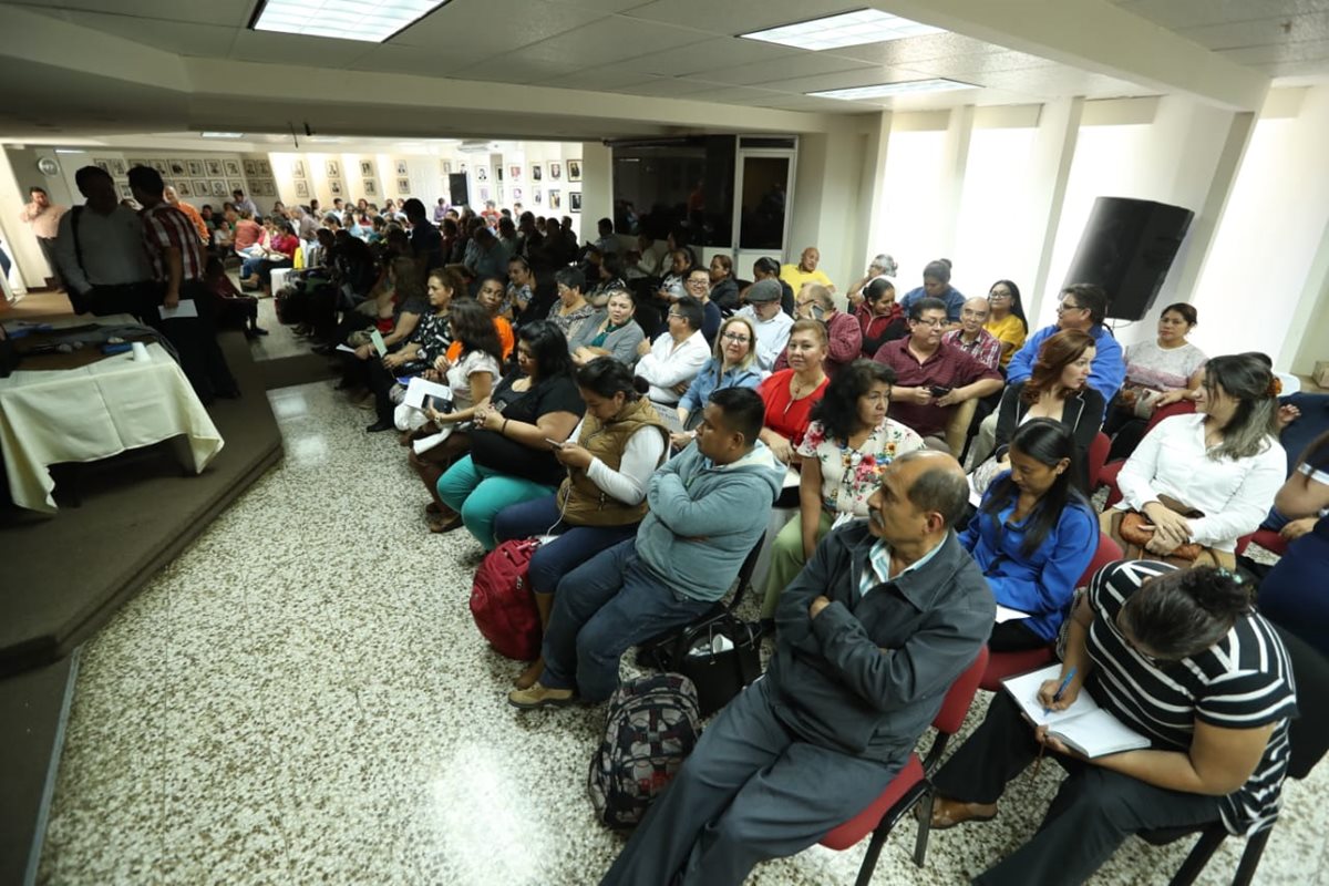 Los profesionales de la salud se encuentran reunidos en asamblea en el Colegio de Médicos.