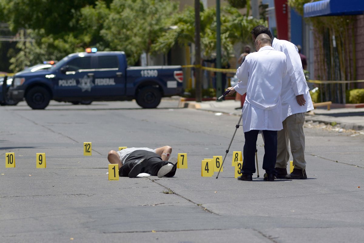 El periodista mexicano Javier Valdez fue asesinado por dos atacantes que le dispararon en 12 ocasiones el pasado 15 de mayo, revelaron hoy fuentes de la Procuraduría General de la República (Foto Prensa Libre: EFE).