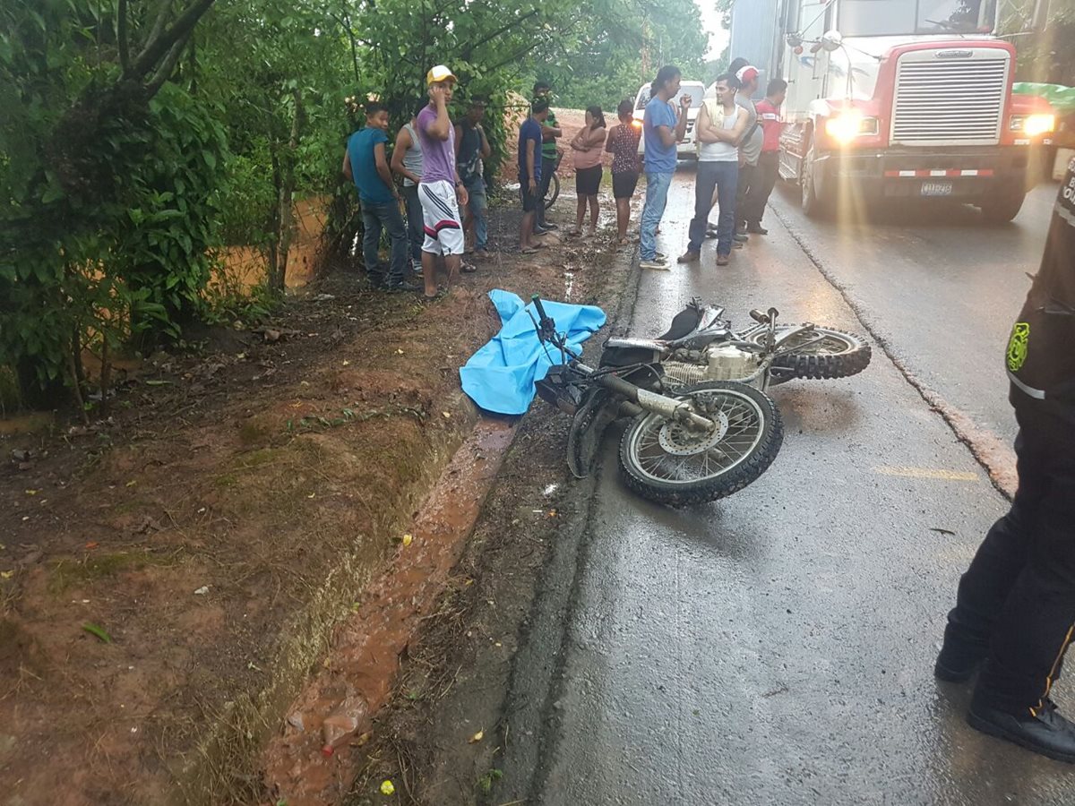 Lugar donde murieron tres hombres en un aparente asalto en Morales, Izabal. (Foto Prensa Libre: Dony Stewart).