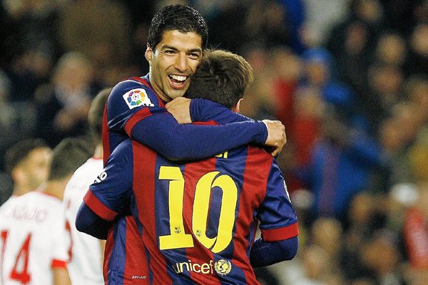 Luis Suárez celebra la segunda anotación. (Foto Prensa Libre: AFP)