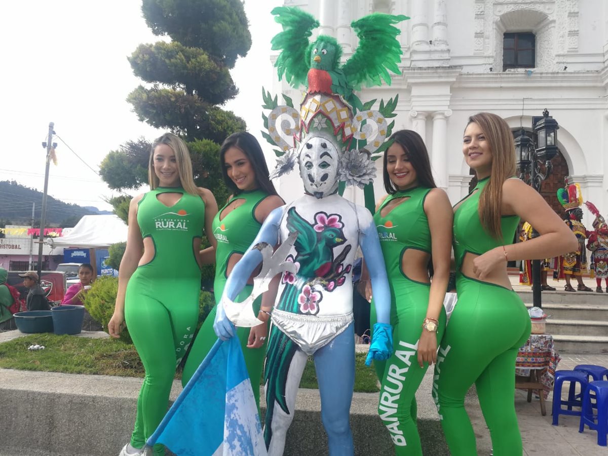 Colorida y belleza en el parque de Totonicapán. (Foto Prensa Libre: Norvin Mendoza).