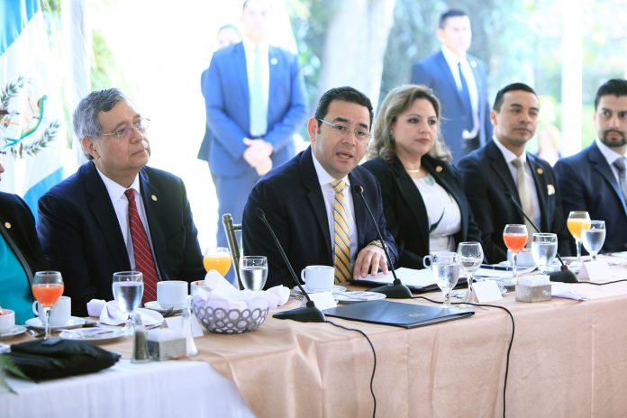 El presidente Jimmy Morales pidió a los embajadores guatemaltecos llevar la mejor información a los países donde representan al país. (Foto Prensa Libre: Presidencia)