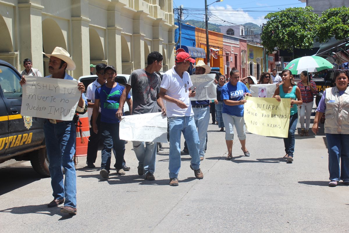 Vecinos de la cabecera de Jutiapa efectúan caminata, en la que familiares de la niña asesinada, Ashlin Castellanos, denunciaron amenazas de muerte. (Foto Prensa Libre:)