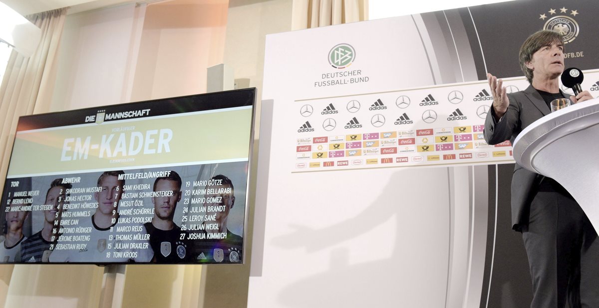 El entrenador de la selección alemana de fútbol Joachim Löw ofrece una rueda de prensa para anunciar la lista de convocados para la Eurocopa de Francia. (Foto Prensa Libre: EFE)