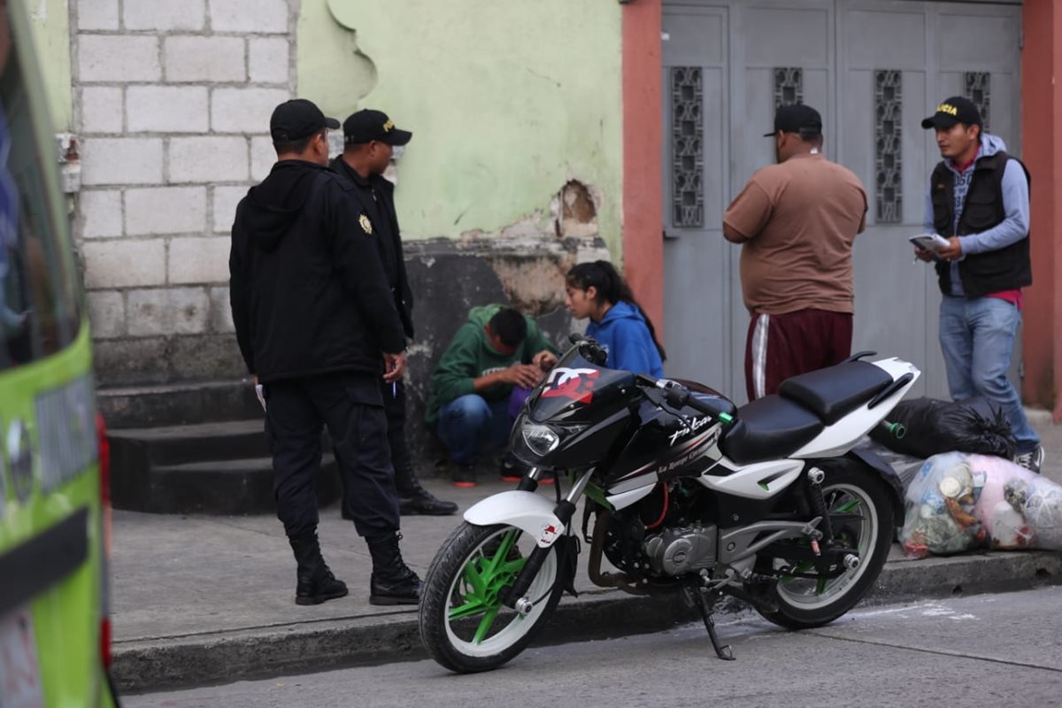 Familiares llegaron a la escena del crimen. (Foto Prensa Libre: Óscar Rivas)