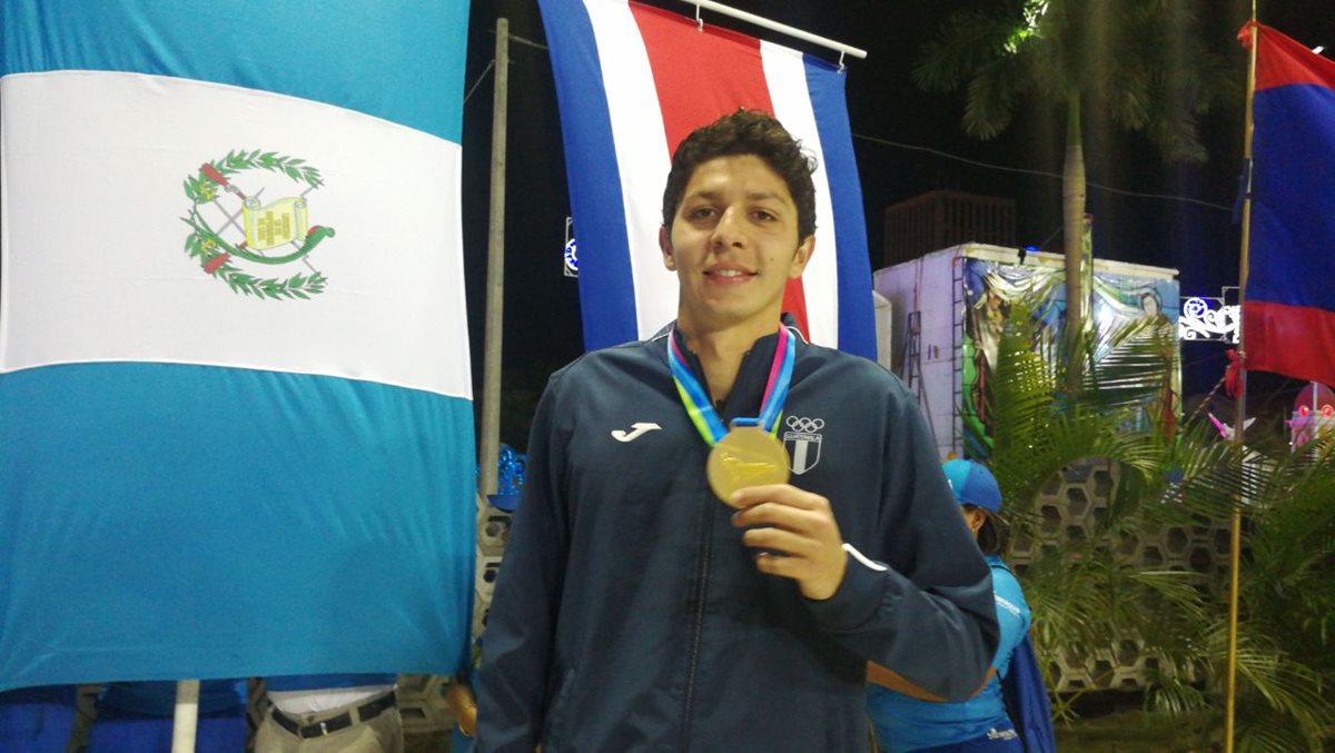 Luis Carlos Martínez no ocultó su felicidad al conquistar dos preseas doradas. (Foto Prensa Libre: Carlos Vicente)