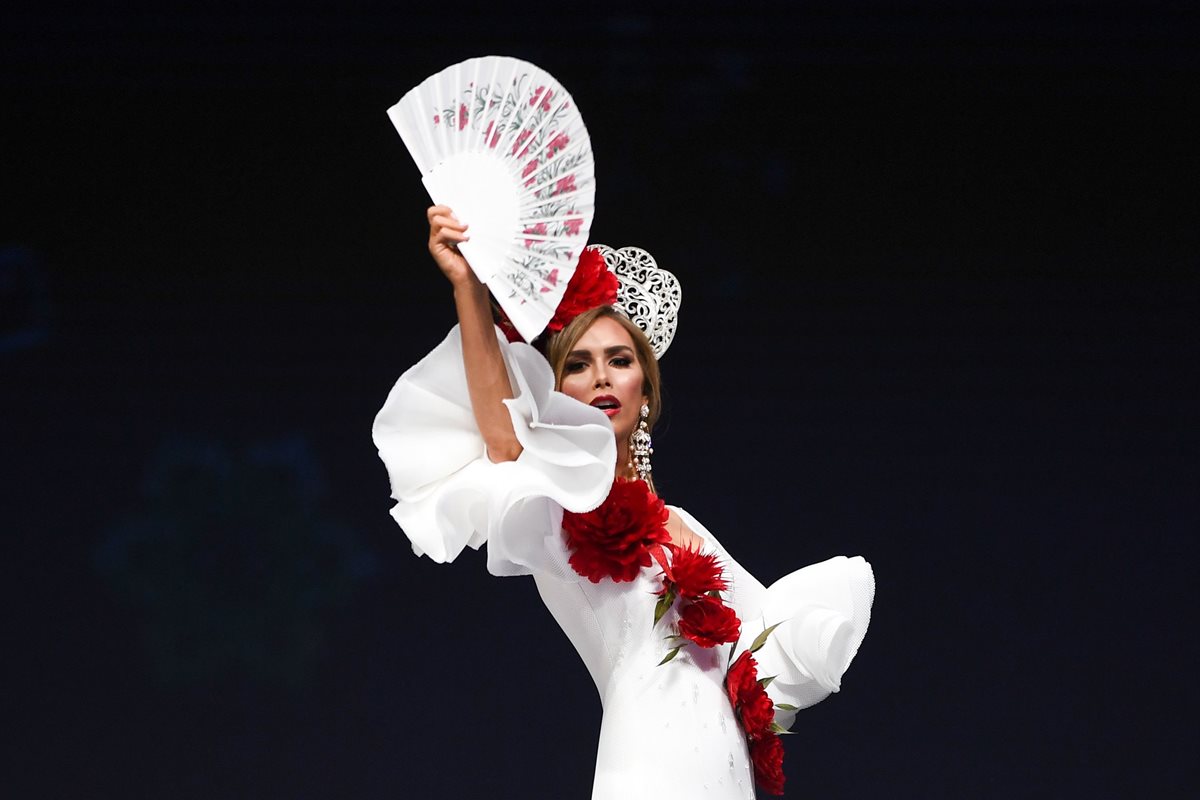 Angela Ponce, Miss España, durante la presentación de traje regional.