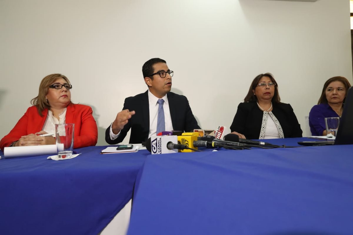 Exfuncionarios del Ministerio Público, Ana Guzmán -exsubsecretaria-, Rottman Pérez -exsecretario de la Política Criminal-, Mayra Veliz -exsecretaria- y Miriam de Lossi -exjefa de administración- durante una conferencia. (Foto Prensa Libre: Esbin García)