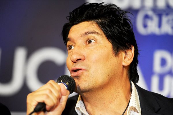 El chileno Iván Zamorano atiende a los medios de comunicación, a su llegada al país (Foto Prensa Libre: Edwin Fajardo)