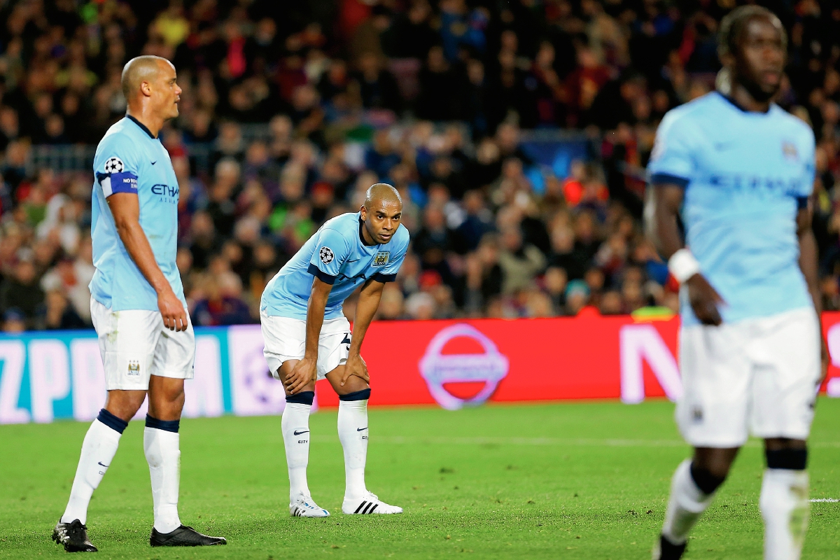 La decepción de los jugadores del Manchester City es evidente tras la eliminación de la Liga de Campeones de Europa por el Barcelona. (Foto Prensa Libre: AP)