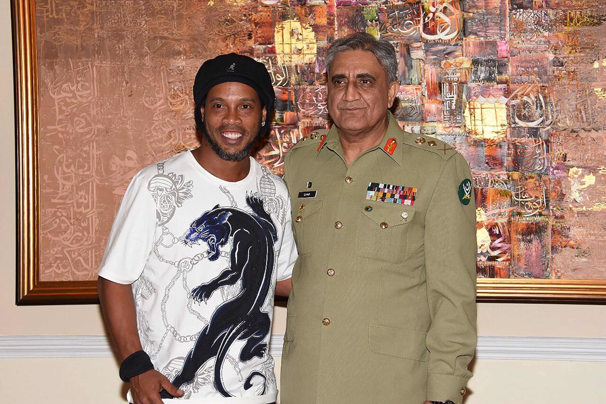 "Dinho" posa con el Jefe General del Ejército pakistaní, Qamar Javed Bajwa. (Foto Prensa Libre: AFP)