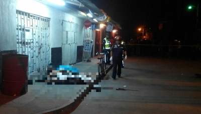 Dos hombres fueron ultimados frente al polideportivo en la zona 9 de San Miguel Petapa. (Foto Prensa Libre: Bomberos Municipales Departamentales.)