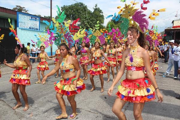 Estudiantes del Colegio de Estudios Integrales   Superiores de Mazatenango presentan comparsa.