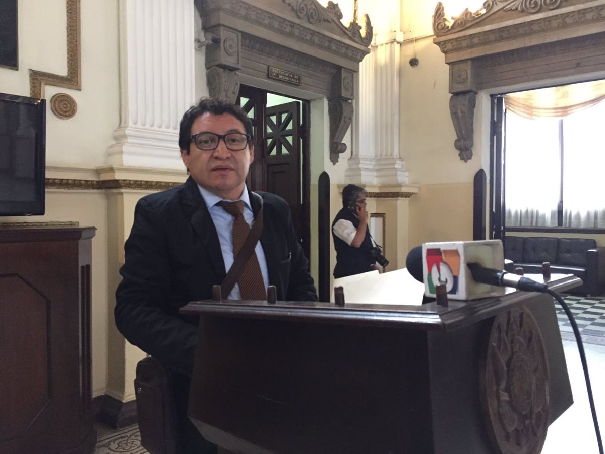 Diputado Álvaro Velásquez presenta iniciativa para regular los parqueos públicos (Foto Prensa Libre: Jessica Gramajo)