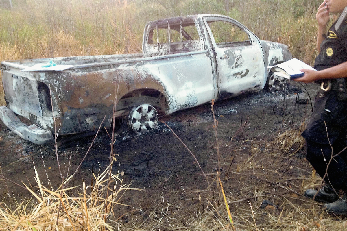 Picop en el que fue encontrado un hombre carbonizado en Poptún, Petén. (Foto Prensa Libre: Walfredo Obando)