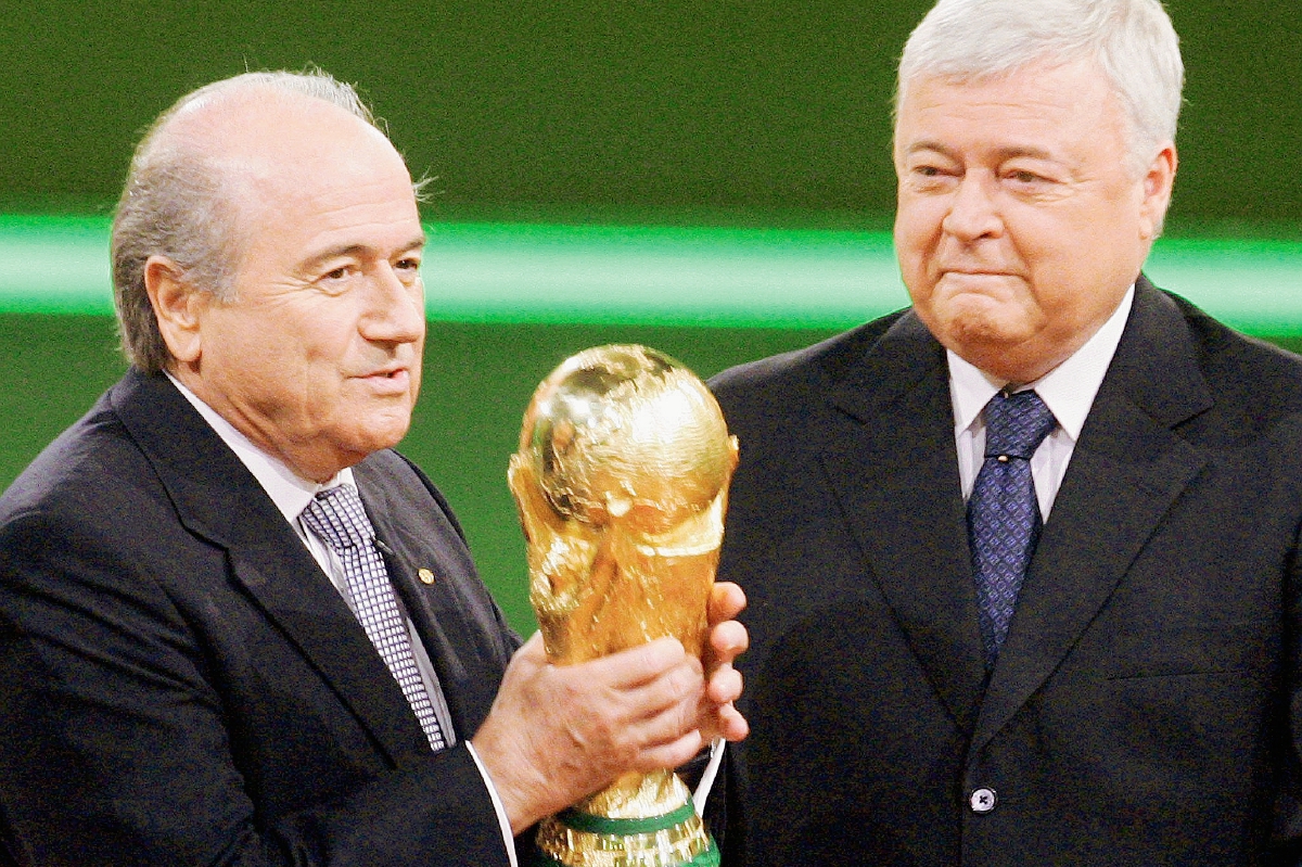 Sepp Blatter sostiene el trofeo de la Copa del Mundo, junto al ex presidente de la Confederación Brasileña Ricardo Teixeira. (Foto Prensa Libre: AFP)