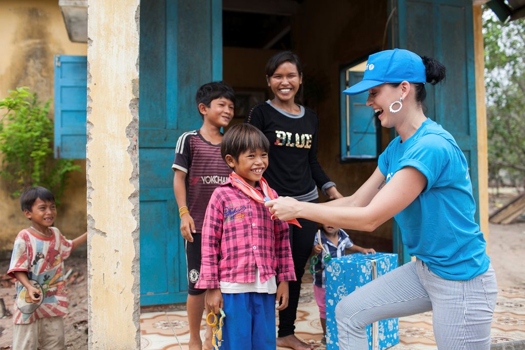 Katy Perry visita el Centro de Salud de Phuoc Thanh Commune en la provincia de Ninh Thuan, Vietnam. (Foto Prensa Libre: EFE)