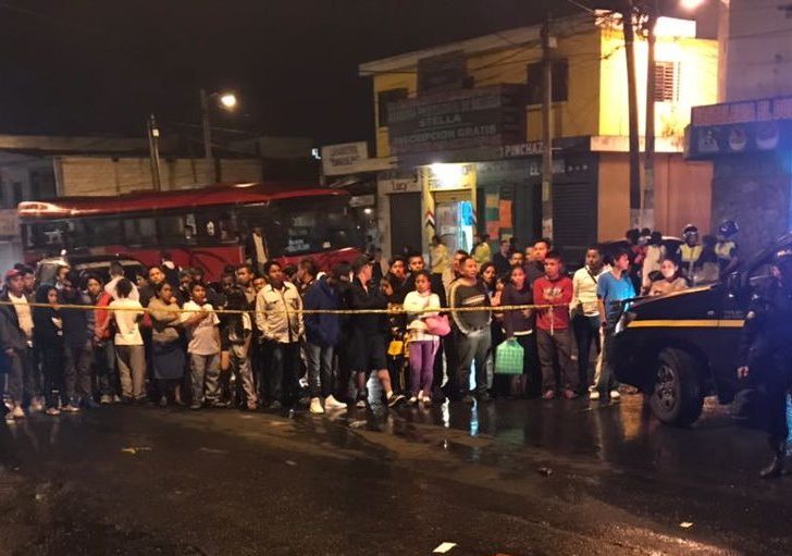 Lugar donde fue asesinado un piloto de bus en la colonia El Milagro, zona 6 de Mixco. (Foto Prensa Libre: CBM).