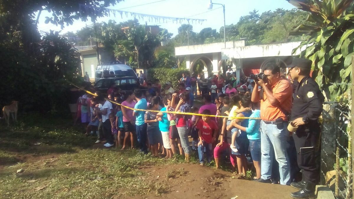 Vecinos de la comunidad Santo Domingo observan el área donde fue hallada la joven. (Foto Prensa Libre: Cortesía)