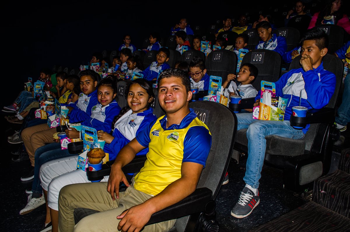 Los atletas estuvieron atentos a cada minuto de la película.