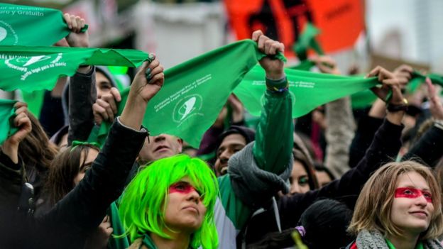 Mientras el Congreso debatía el proyecto en Argentina, manifestantes a favor y en contra se aglutinaron en las afueras del edificio. (AFP)