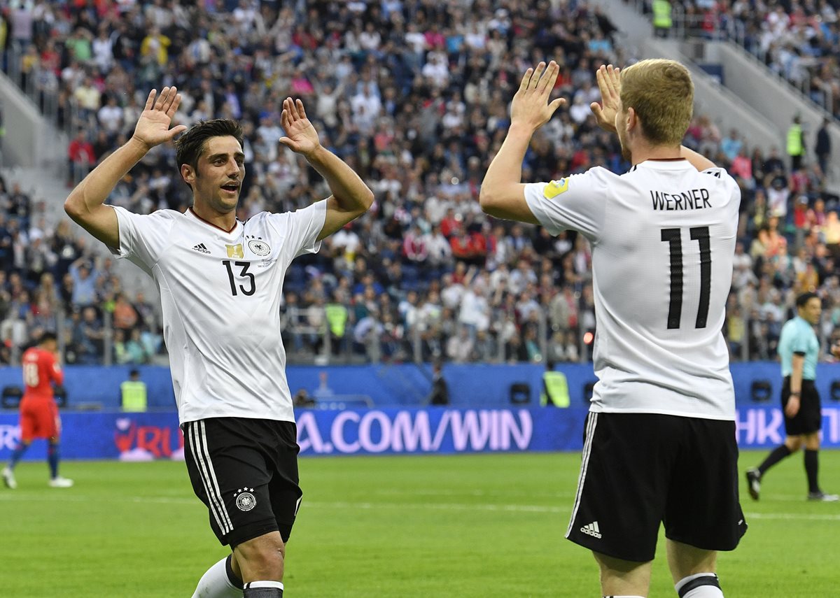 Lars Stindl, izquierda, celebra con Timo Werner después de  marcar el tanto de los teutones.