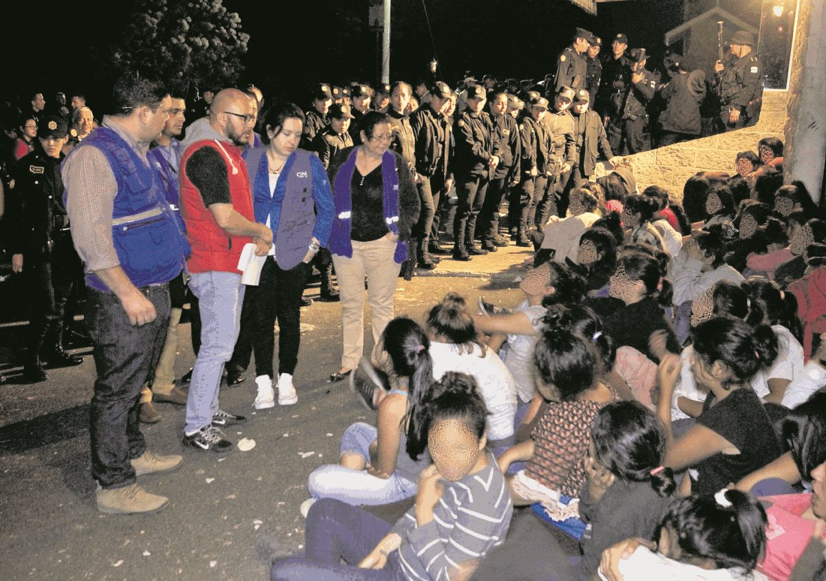 Esta tragedia lleva 44 víctimas: 41 niñas quemadas y tres adolescentes varones que regresaron a sus comunidades después del incendio y fueron asesinados. (Foto Prensa Libre: Hemeroteca PL)