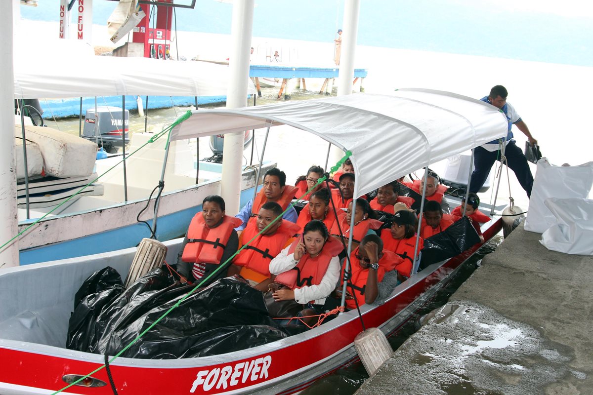 Pasajeros de lancha rumbo a Lívingston, Izabal, utilizan chalecos salvavidas. (Foto Prensa Libre: Dony Stewart)